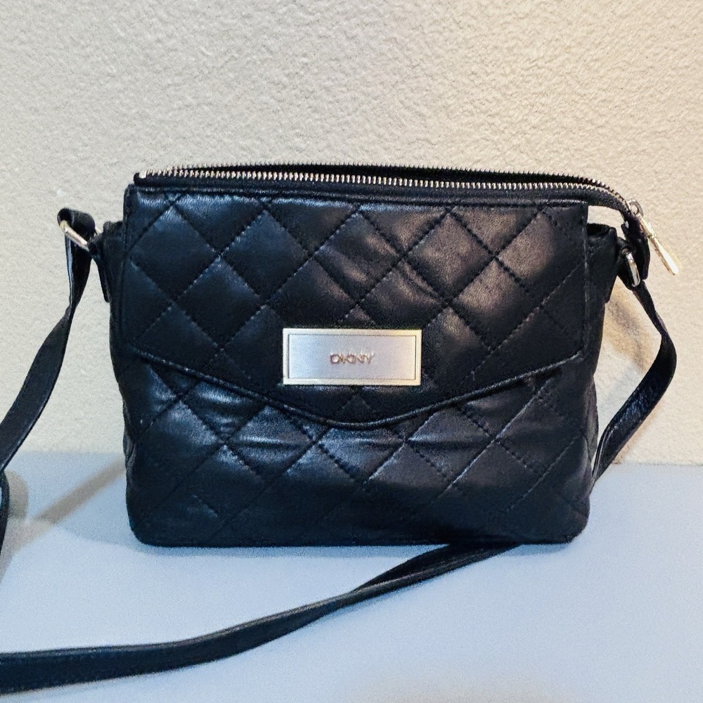 DKNY Black Lamb Napa Quilted Leather Envelope Zip Purse Handbag Bag Designer‎